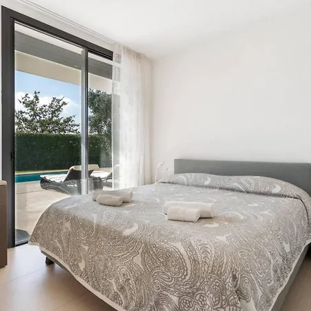 Villa De Ensueno Con Piscina En Girona *
